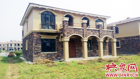 這里的別墅有兩層的，也有三層的，主體、裝修都已經(jīng)完工