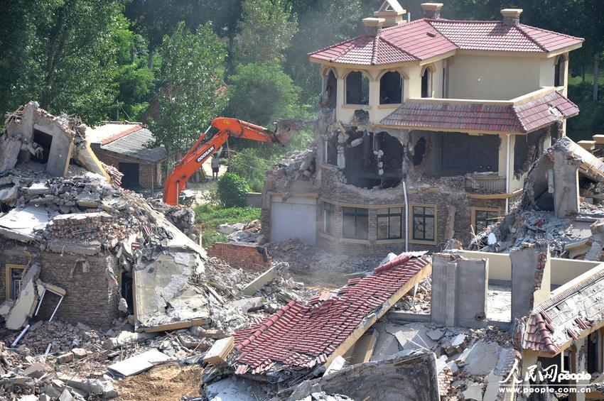 2013年8月18日，在黃河南岸鄭州市惠濟(jì)區(qū)花園口鎮(zhèn)申莊村，違規(guī)修建的別墅正在被拆除。張濤/東方IC