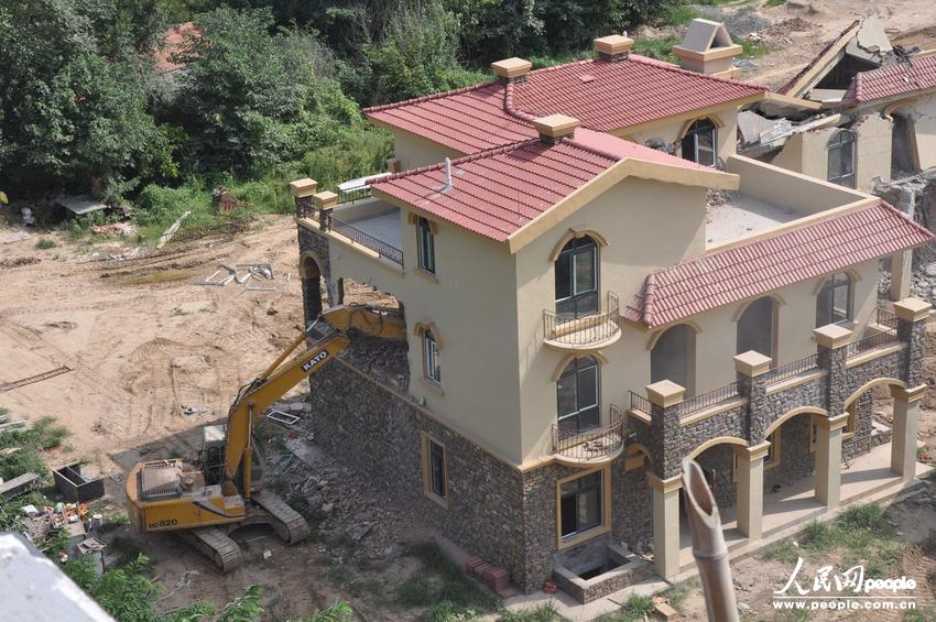 2013年8月18日，在黃河南岸鄭州市惠濟(jì)區(qū)花園口鎮(zhèn)申莊村，違規(guī)修建的別墅正在被拆除。張濤/東方IC