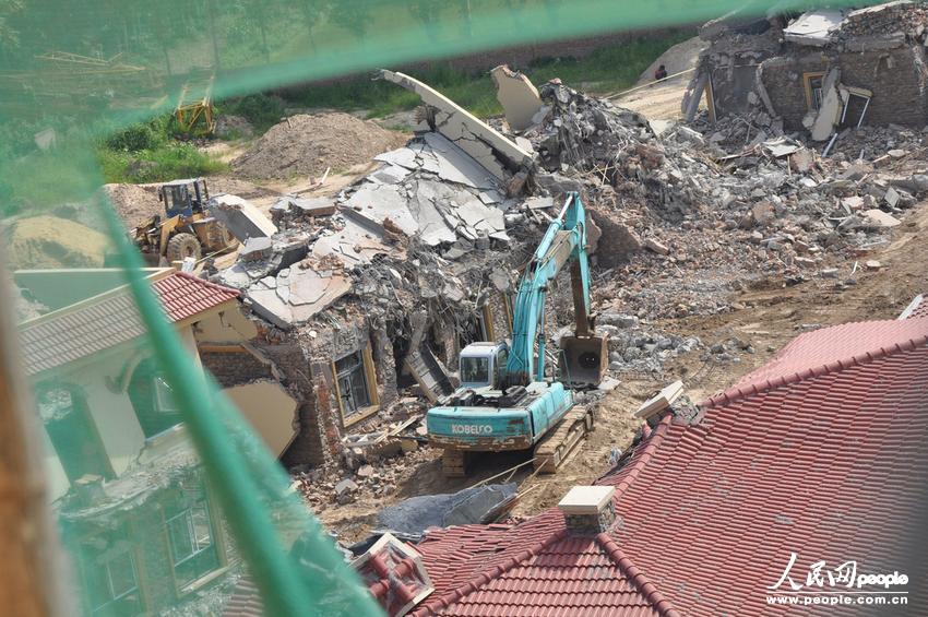 2013年8月18日，在黃河南岸鄭州市惠濟(jì)區(qū)花園口鎮(zhèn)申莊村，違規(guī)修建的別墅正在被拆除。張濤/東方IC