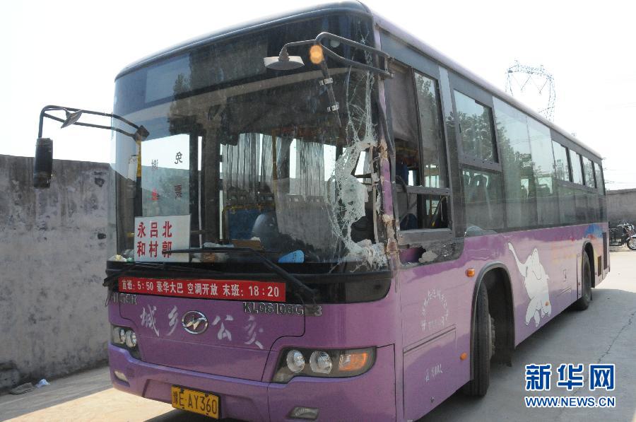 事發(fā)公交車左前方的擋風(fēng)玻璃破了一個(gè)大洞（8月20日攝）。