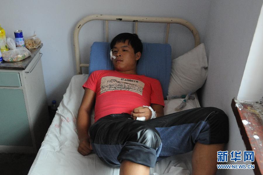 　8月20日，一名傷者在醫(yī)院接受救治。