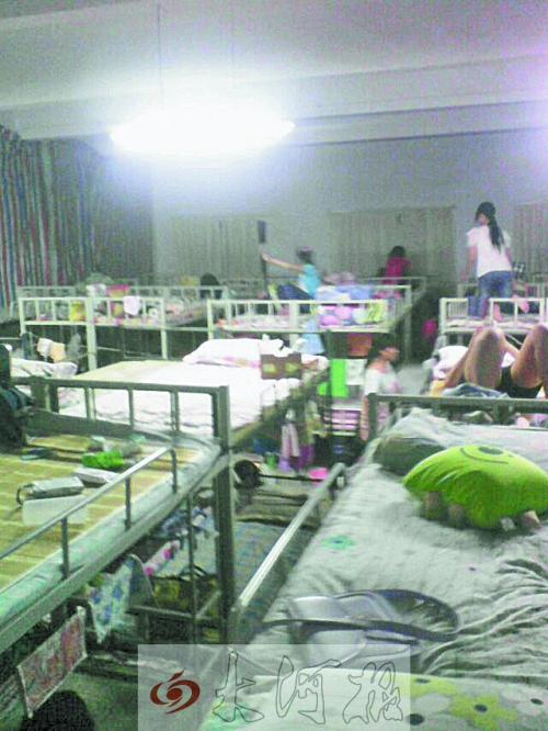 住在電教室里的女生們，擁擠不堪。