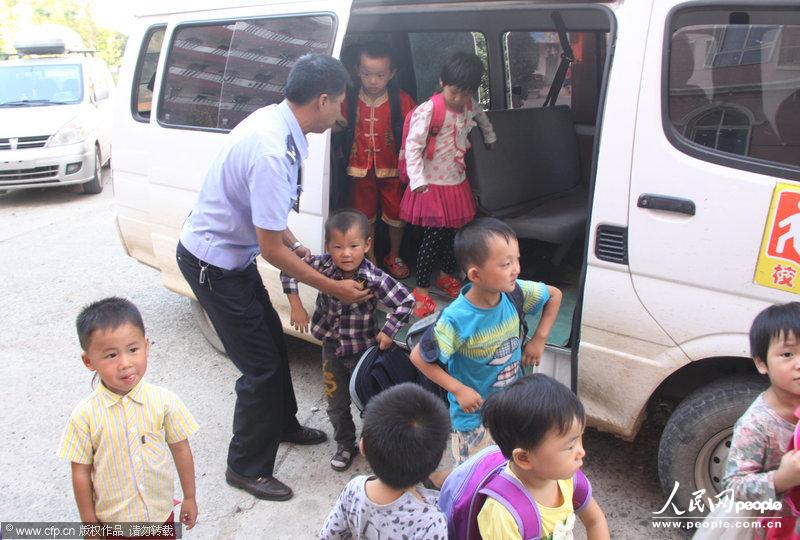 河南一面包車(chē)當(dāng)校車(chē)嚴(yán)重超載 6座擠著28個(gè)孩子 河南一面包車(chē)當(dāng)校車(chē)嚴(yán)重超載 6座擠著28個(gè)孩子