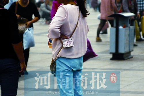 火車站廣場，一女子拿著寫有不同房型價位的卡片在拉客，不少市民抱怨，受過此類“騷擾”