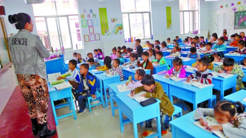 有的課桌直抵講臺，學生眼睛離黑板非常近。