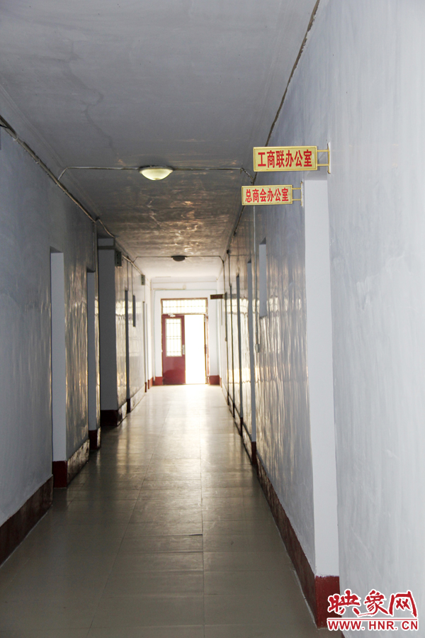 在縣委大院內(nèi),分布著很多機(jī)關(guān)單位。