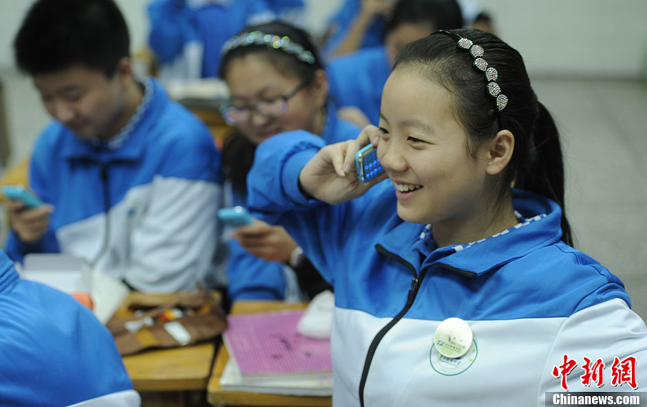 圖為一同學正在試手機的通話功能。