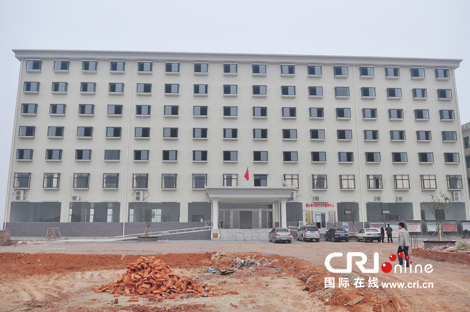2013年10月21日，長沙云蓋村欠債千萬新建的豪華村部樓。