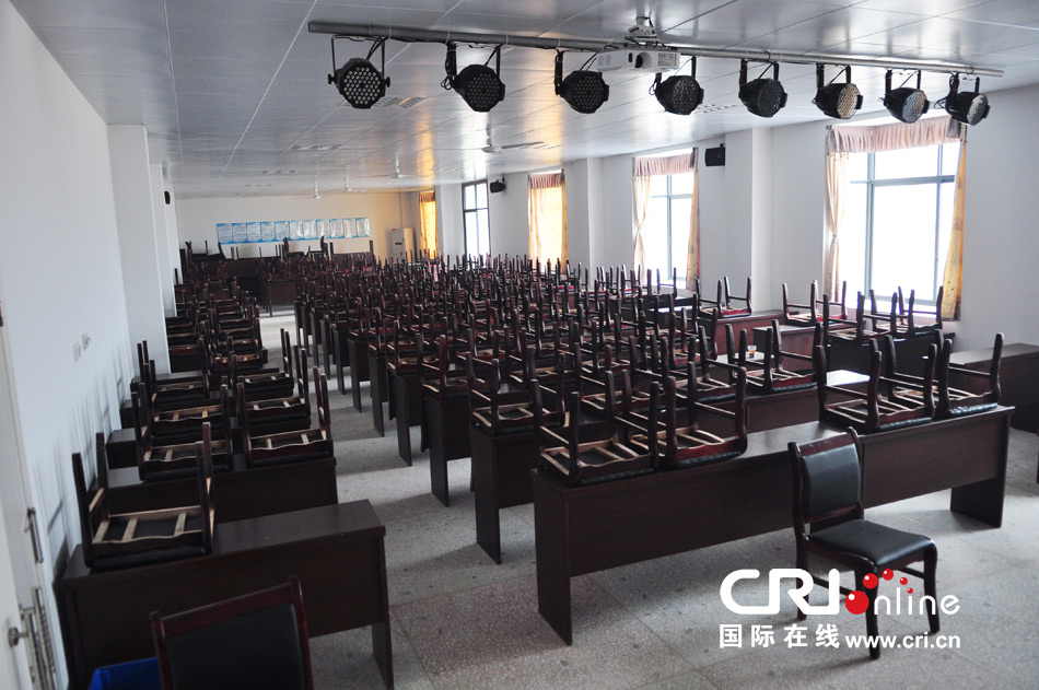 2013年10月21日，長沙云蓋村欠債千萬新建的豪華村部樓。