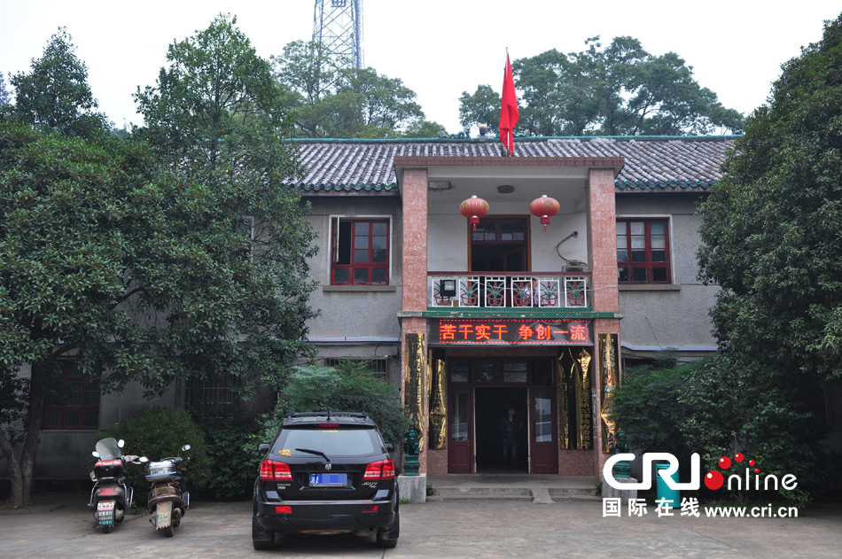 　2013年10月21日，這是蓮花鎮(zhèn)人民政府的辦公樓，和蓮花鎮(zhèn)云蓋村的辦公樓相比，寒酸不少。