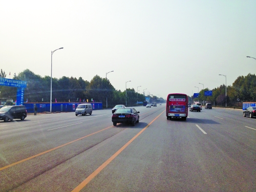 鄭開大道上隨處可見車輛駛?cè)腚p黃線超車,很危險(xiǎn)。