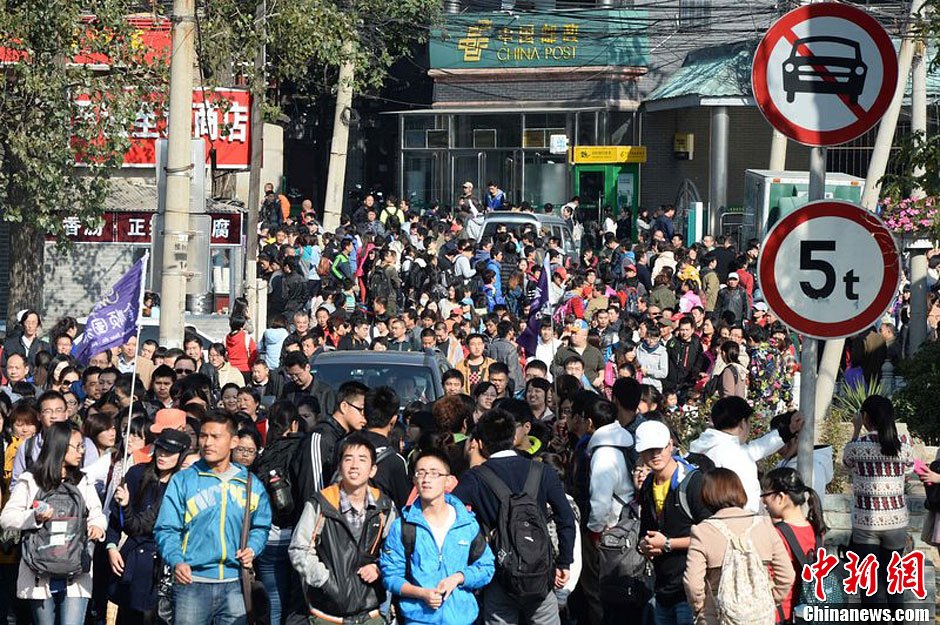 　10月26日上午10點多，北京香山路賞紅客摩肩接踵