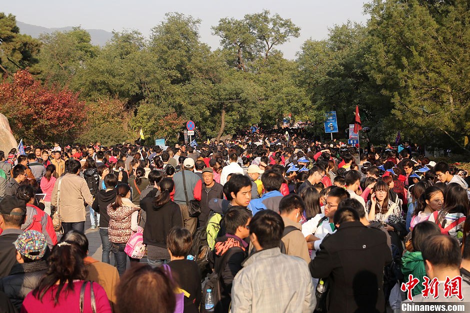 　10月26日，北京香山公園內(nèi)游客摩肩接踵。