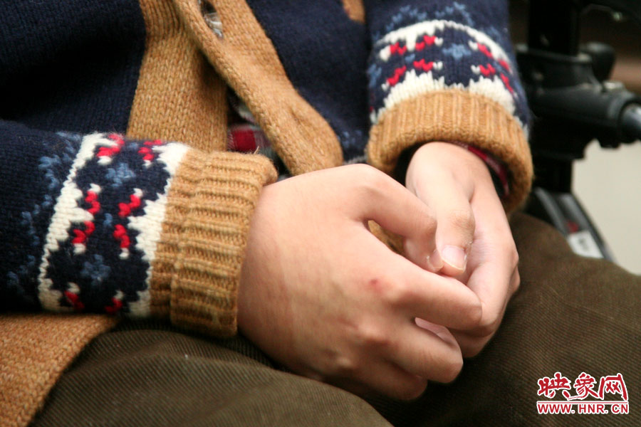 也許是對(duì)陌生人來(lái)訪的感受到了拘謹(jǐn)，王海龍的雙手僅僅的握著