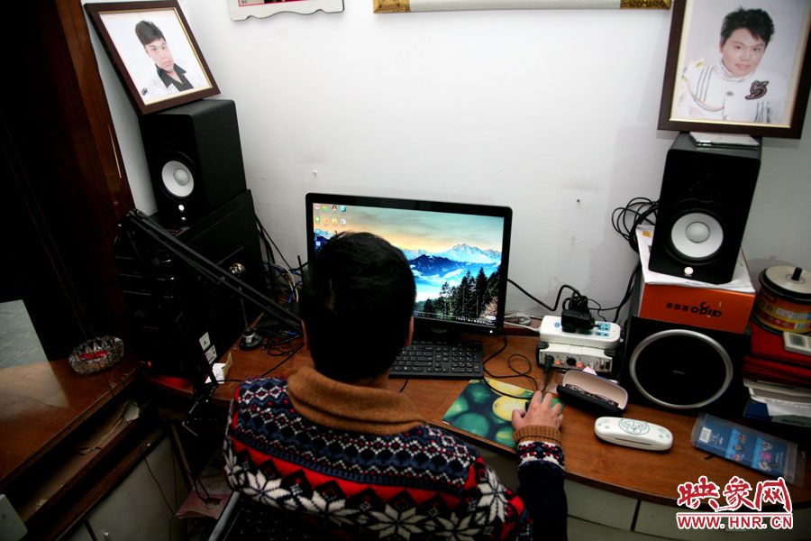 這張小小的工作臺(tái)就是海龍的一片小天地，他可以在這里練歌，也可在這里回味他的過(guò)去