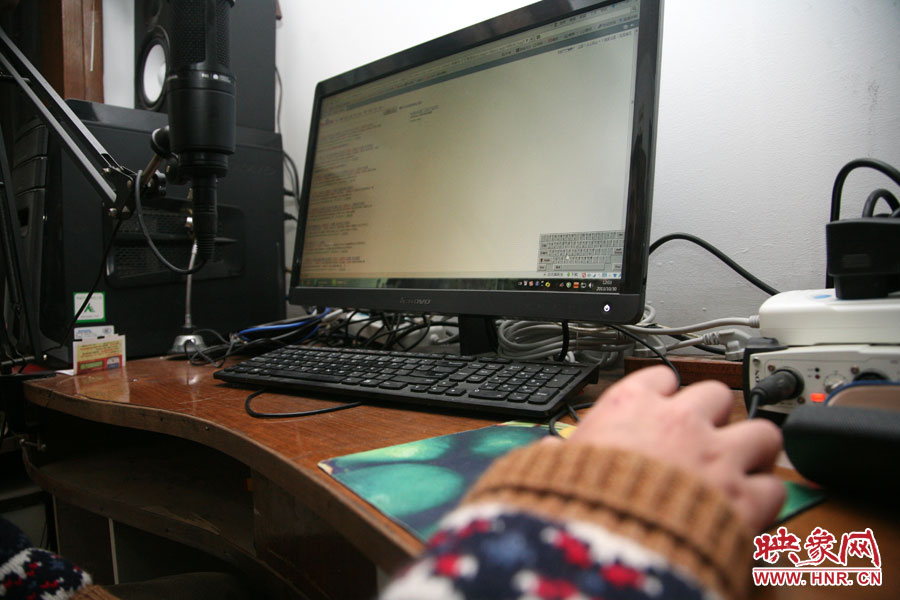 由于海龍只剩下兩根手指可以做動(dòng)作，聰明的他調(diào)出軟鍵盤來(lái)打字搜索