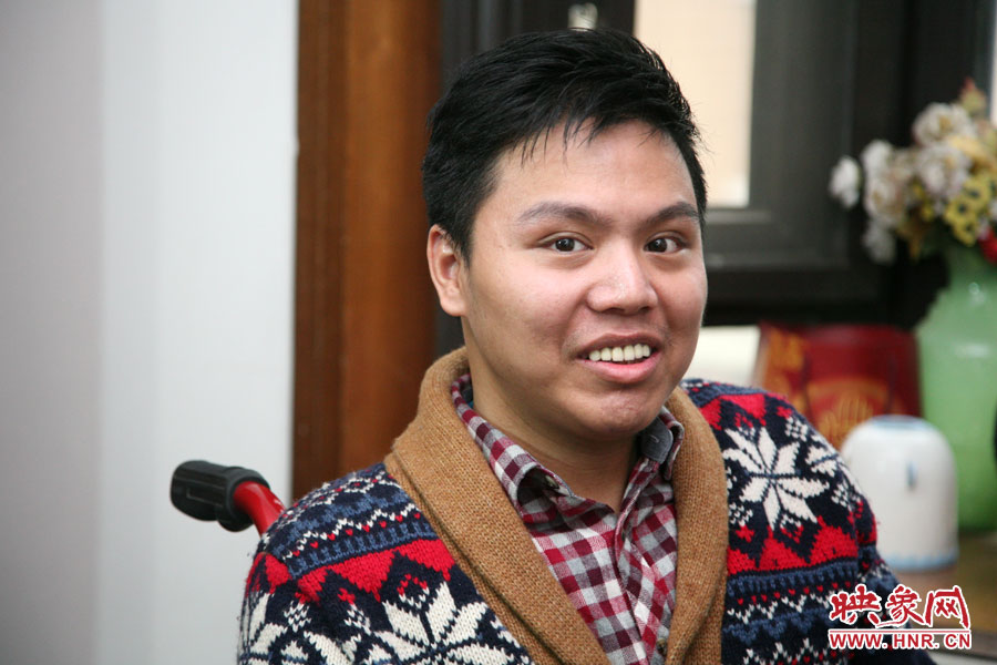 練完歌后，海龍害羞的朝著記者笑了下，說(shuō)自己發(fā)揮的不好。