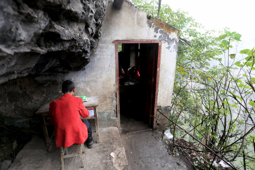 左邊是絕壁，右邊是懸崖，這樣一個讓人“倒吸涼氣”的地方，卻是袁老師的“辦公室”。