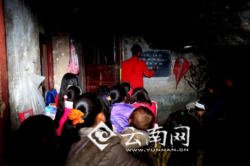 由于受到當?shù)厝似缫?，大鍋圈的孩子們沒有外出求學的機會，只能在這樣的簡易房里學習