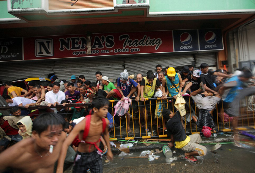 菲強臺風致萬人遇難 食物短缺現哄搶 菲強臺風致萬人遇難 食物短缺現哄搶