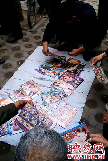 兜售黃碟的地攤 兜售黃碟的地攤