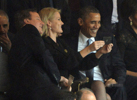 奧巴馬在曼德拉悼念會(huì)上玩“自拍” 引發(fā)爭(zhēng)議 奧巴馬在曼德拉悼念會(huì)上玩“自拍” 引發(fā)爭(zhēng)議