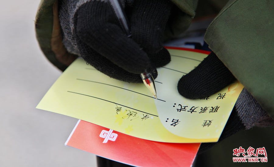 市民填寫地鐵祝?？? width=