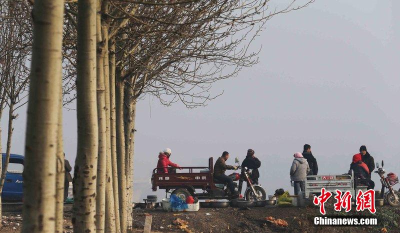 圖為12月1日，104國道靜海縣城附近，104國道靜海縣城附近，高速旁邊形成的黑市。田寶希 攝 圖片