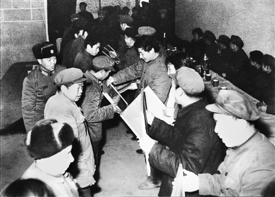 1985年4月6日,時任中共正定縣委書記習近平在全縣首季開門紅表彰大會上頒獎。