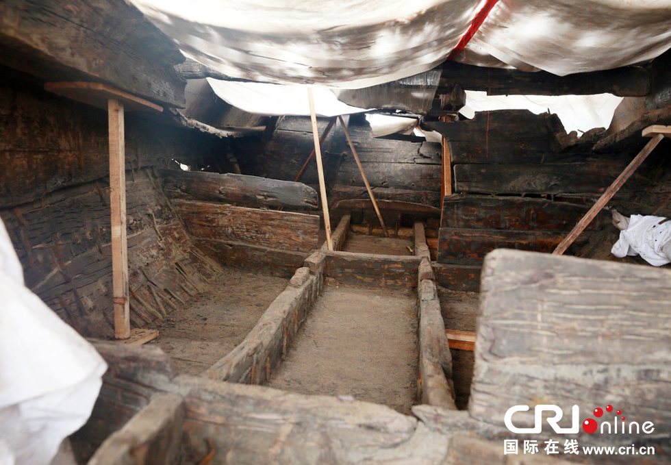 2014年1月6日，河南洛陽古沉船發(fā)掘現(xiàn)場，古沉船頭，船倉內(nèi)部。