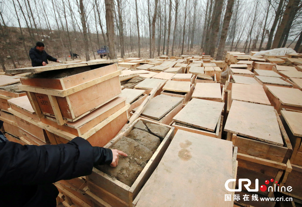2014年1月6日，河南洛陽古沉船發(fā)掘現(xiàn)場，古船周圍和船上清理出來的青膏泥已被打包入箱。