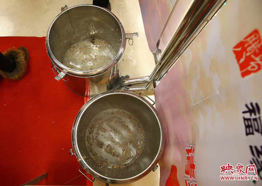 由于人多，兩大桶粥二十分鐘內(nèi)已經(jīng)見底。