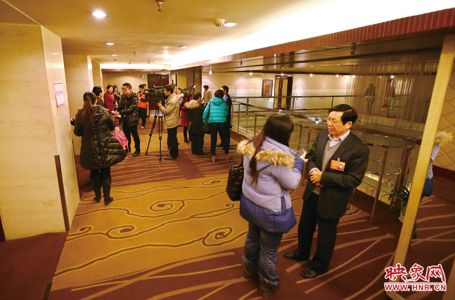 會議間隙，樓道成為記者采訪的主戰(zhàn)場