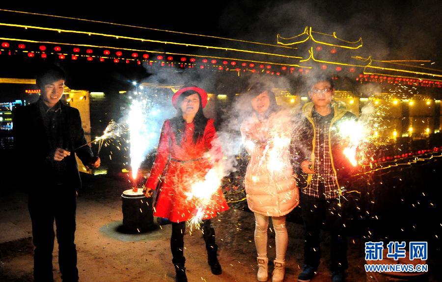 1月30日，浙江金華武義市民在燃放煙花，喜迎馬年春節(jié)。