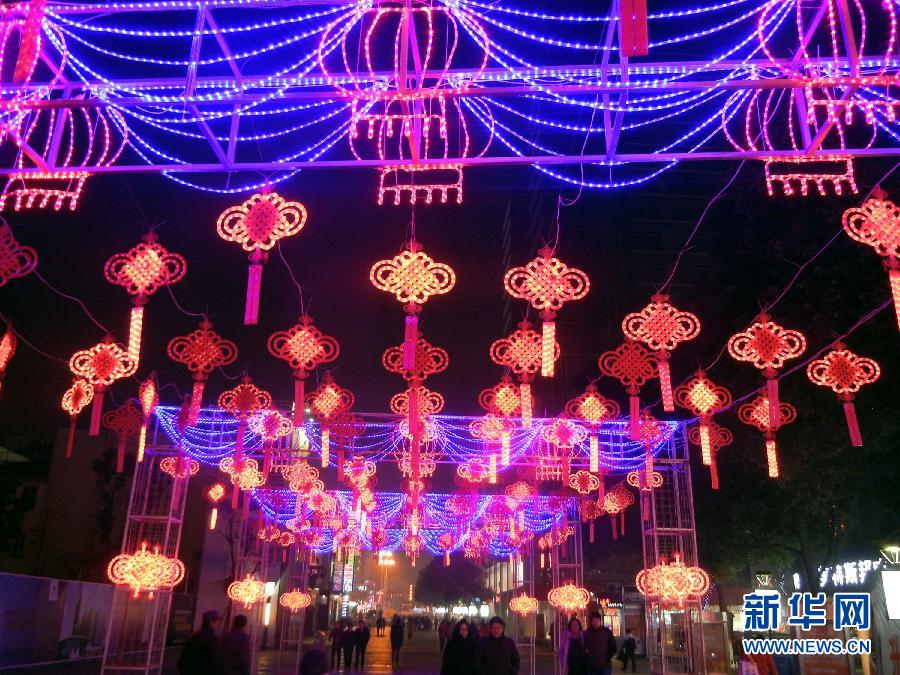 　1月30日，市民走在由中國(guó)結(jié)霓虹燈裝扮的蘇州街頭。