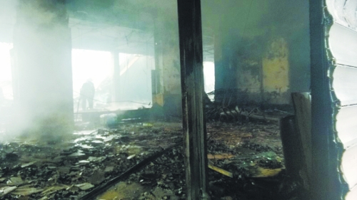 3.營業(yè)大廳棚頂坍塌，貨物成灰。