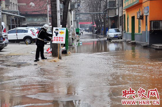 巡防隊(duì)員到了現(xiàn)場(chǎng)后，設(shè)置了警示牌，并勸阻小朋友進(jìn)入水中