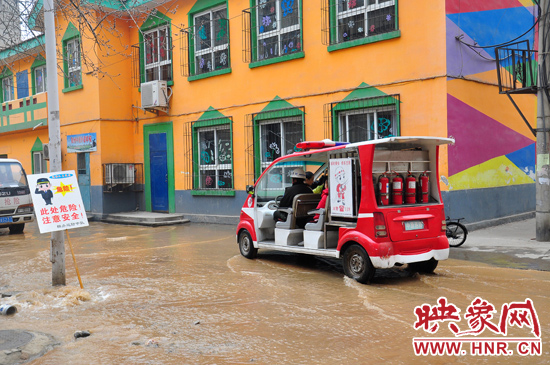 巡防隊(duì)員將巡消車開(kāi)到對(duì)面，將上學(xué)的小朋友一個(gè)一個(gè)接上車，送出家屬院