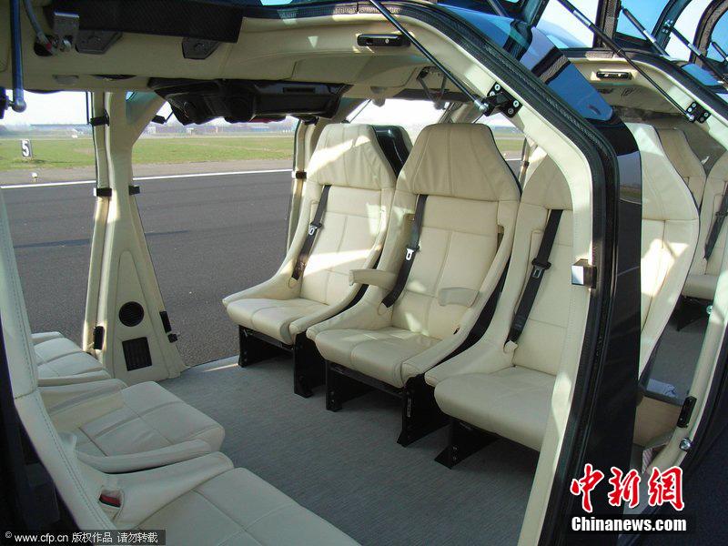 “超級(jí)巴士”在迪拜投入運(yùn)營(yíng) 打造世界最豪華公交車(chē)