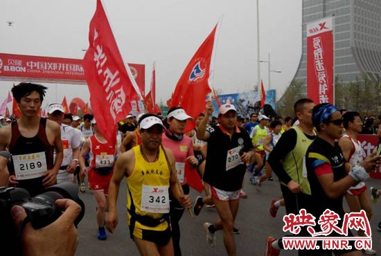 目前在鄭開大道上，一場角逐正在展開。