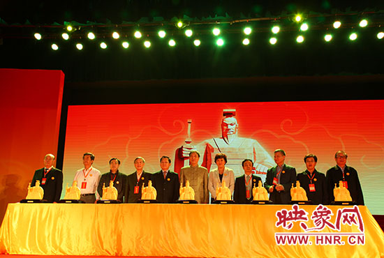 與會(huì)嘉賓一起見(jiàn)證歷史、啟動(dòng)論壇