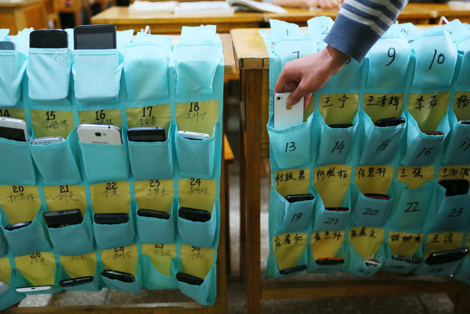 河南洛陽一大學學生課前自覺上交手機 河南洛陽一大學學生課前自覺上交手機