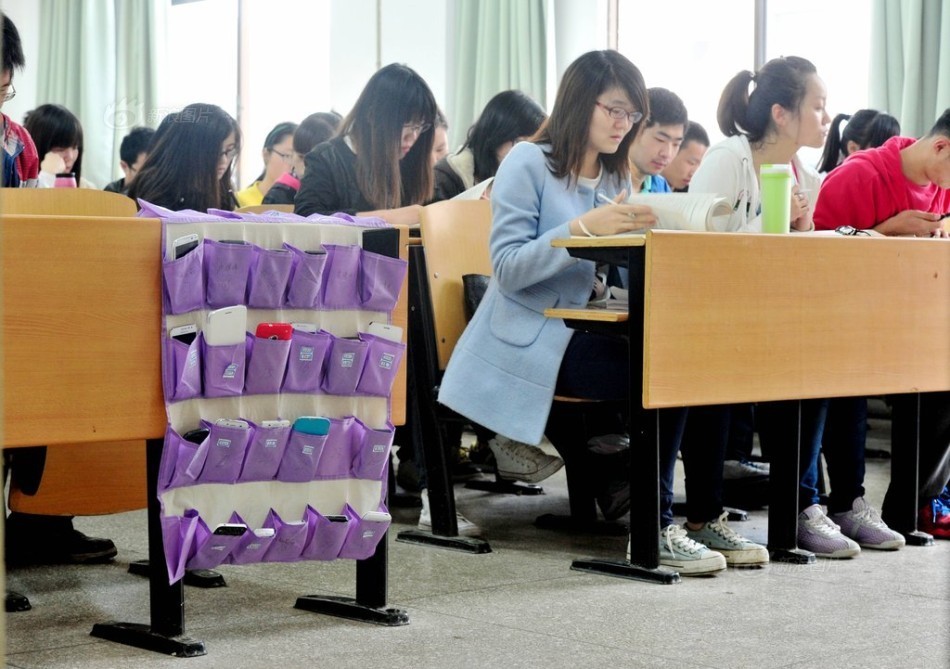 河南洛陽一大學學生課前自覺上交手機 河南洛陽一大學學生課前自覺上交手機