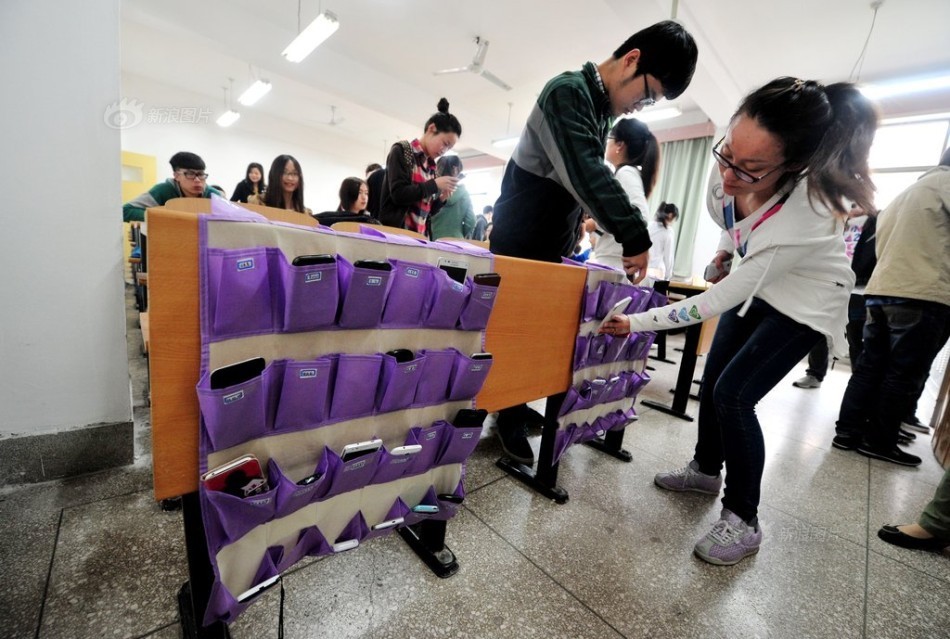 河南洛陽一大學學生課前自覺上交手機 河南洛陽一大學學生課前自覺上交手機