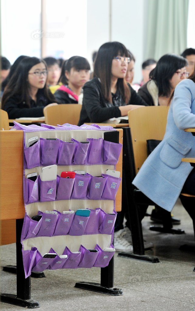 河南洛陽一大學學生課前自覺上交手機 河南洛陽一大學學生課前自覺上交手機