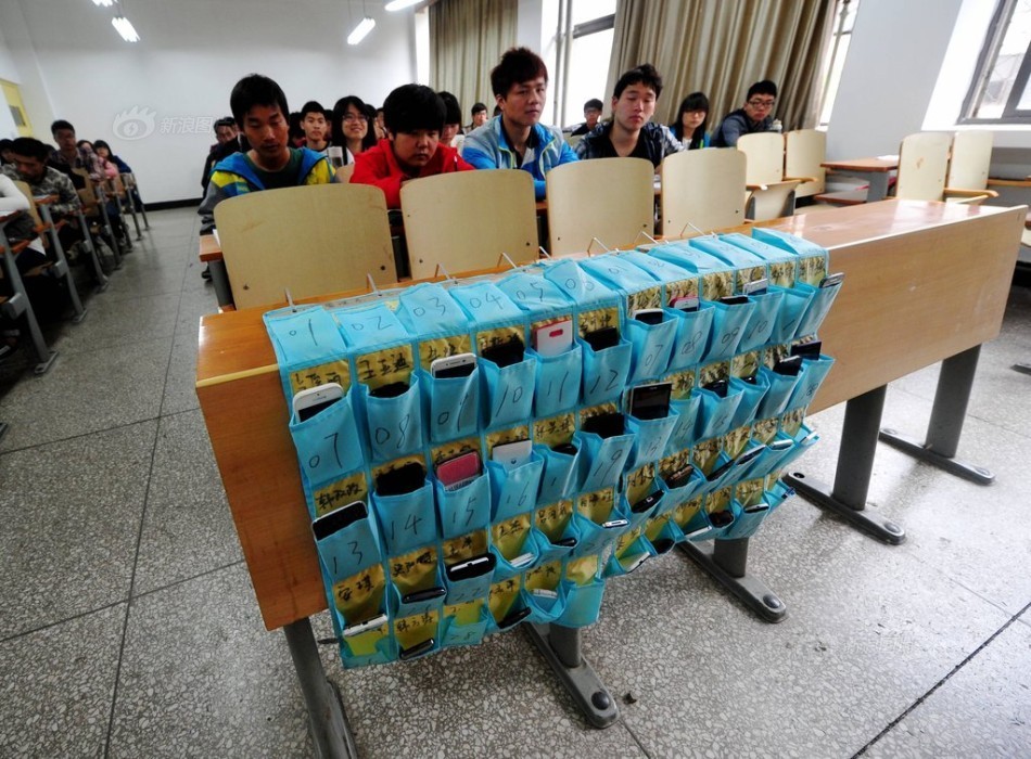 河南洛陽一大學學生課前自覺上交手機 河南洛陽一大學學生課前自覺上交手機