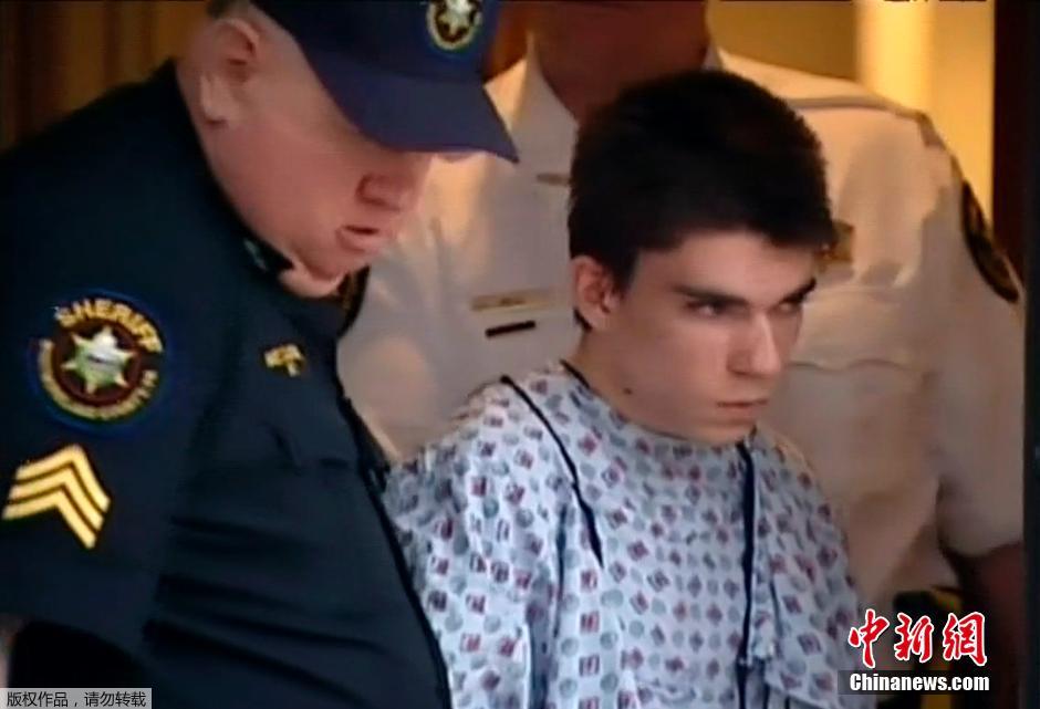 美國16歲中學生刀刺約20名學生 FBI介入調(diào)查