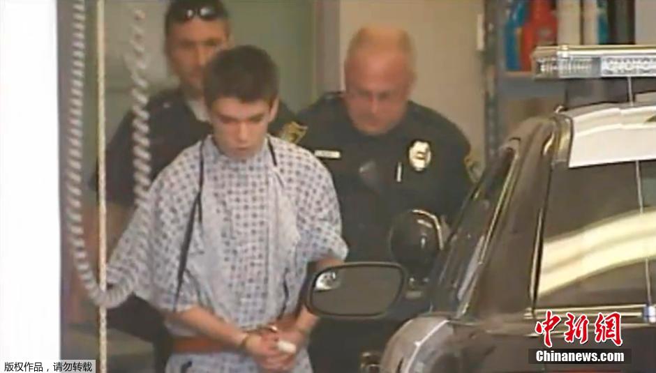 美國16歲中學生刀刺約20名學生 FBI介入調(diào)查