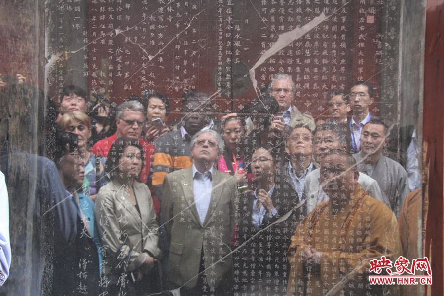 在一塊石碑前，少林寺方丈正在講解